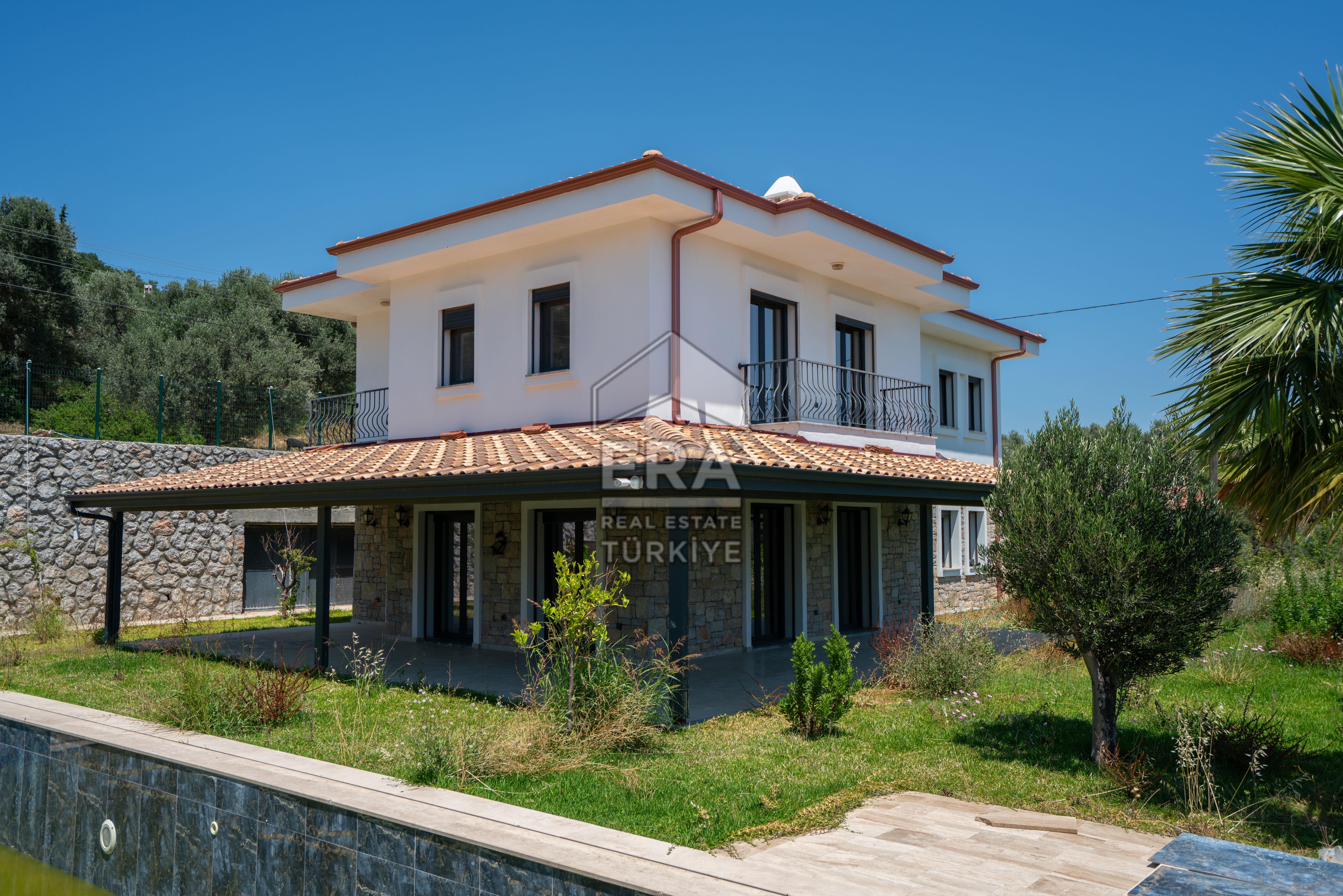 Datça Emecik'te 950 m2 Arsada Deniz Manzaralı 4+1 Havuzlu Villa