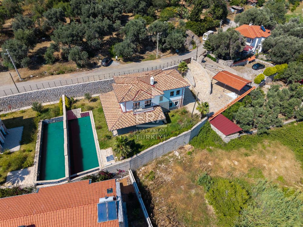 Datça Emecik'te 950 m2 Arsada Deniz Manzaralı 4+1 Havuzlu Villa