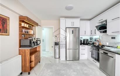 Karşıyaka Sahile Yürüme Mesafesinde Tadilatlı Satılık 3+1 Daire