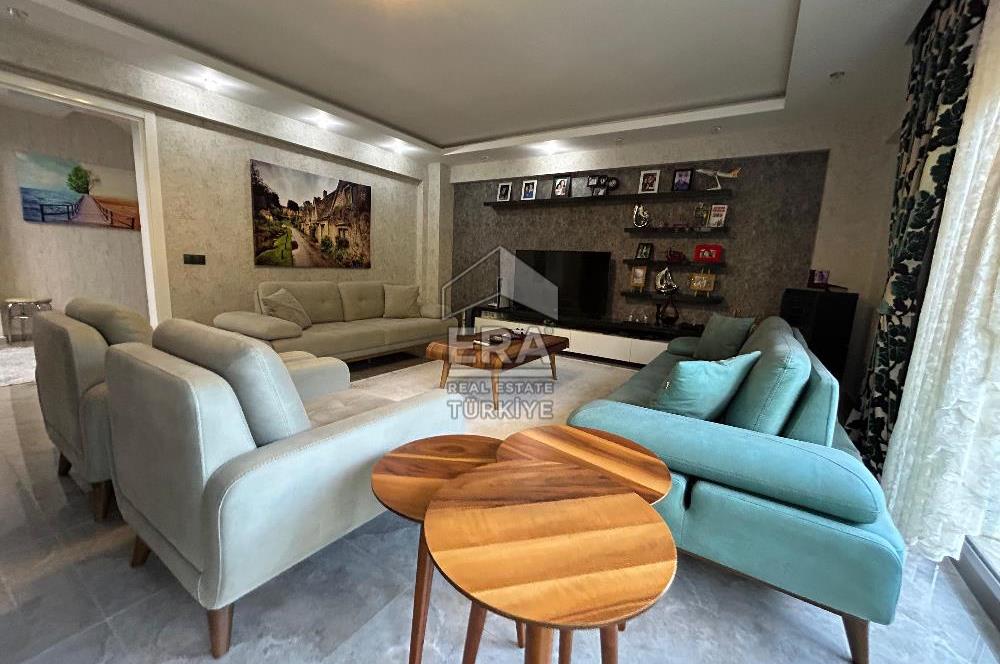 Şirinköy Mahallesi'nde Köşe Konumda Satılık Villa