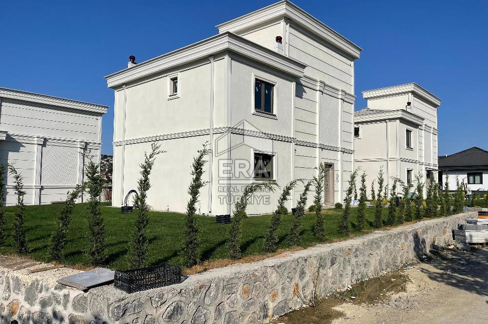 Satılık Sapanca Göl Kenarında 5+2 Brüt 410 m2 Tripleks Villa