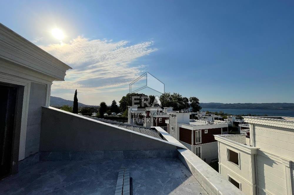 Satılık Sapanca Göl Kenarında 5+2 Brüt 410 m2 Tripleks Villa