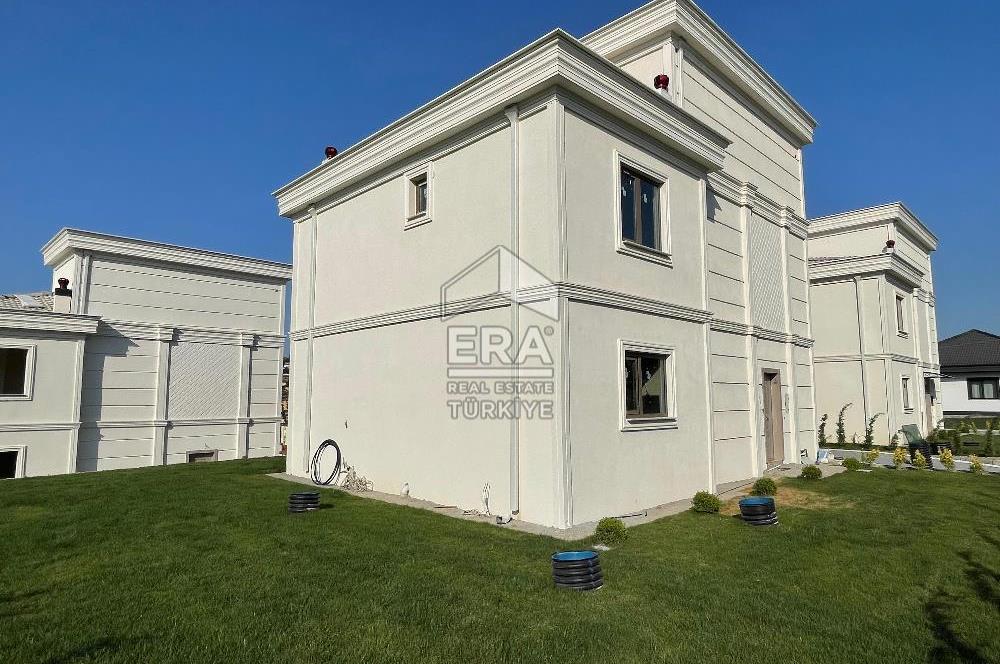 Satılık Sapanca Göl Kenarında 5+2 Brüt 410 m2 Tripleks Villa