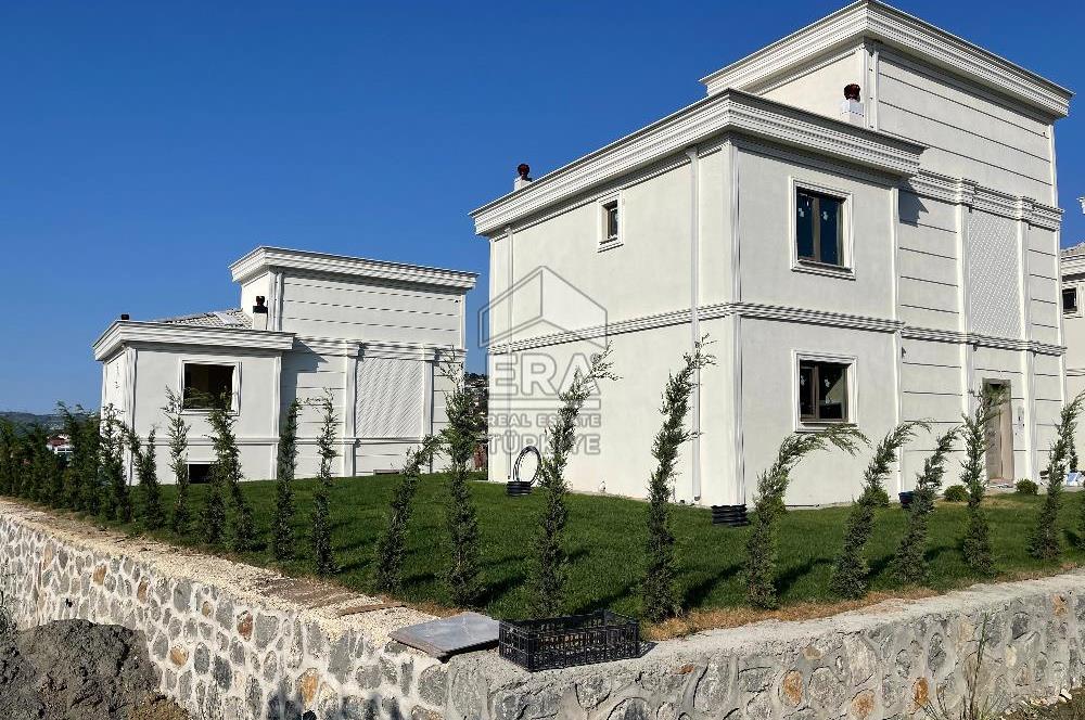 Satılık Sapanca Göl Kenarında 5+2 Brüt 410 m2 Tripleks Villa