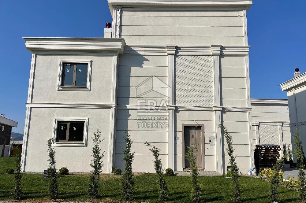 Satılık Sapanca Göl Kenarında 5+2 Brüt 410 m2 Tripleks Villa
