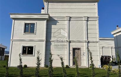 Satılık Sapanca Göl Kenarında 5+2 Brüt 410 m2 Tripleks Villa