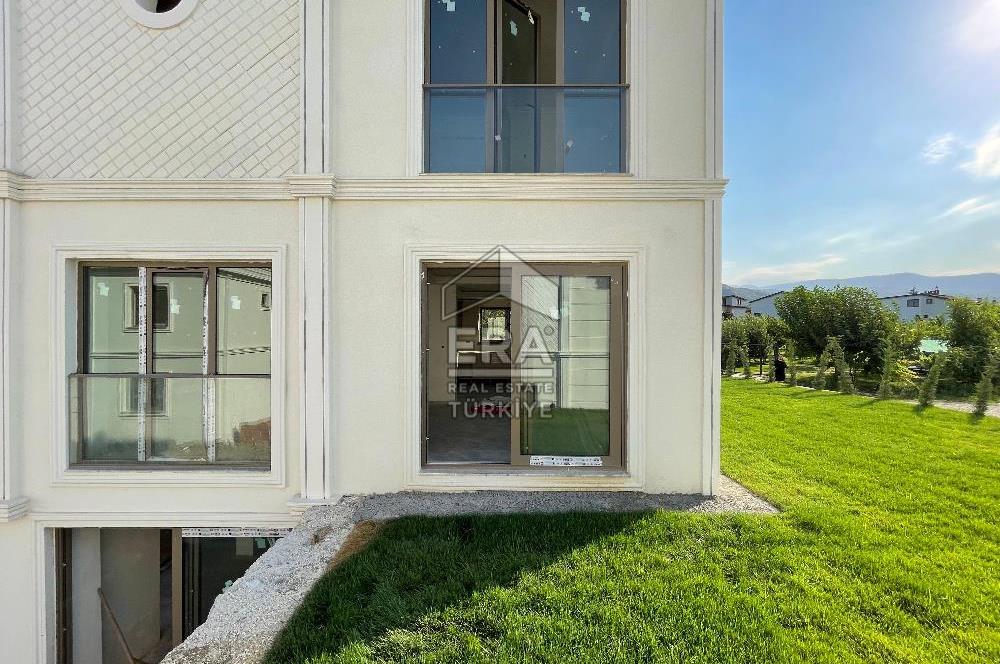 Satılık Sapanca Göl Kenarında 5+2 Brüt 410 m2 Tripleks Villa
