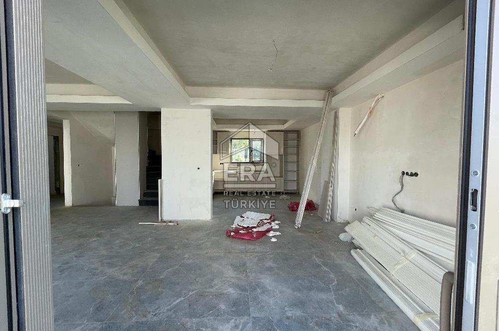 Satılık Sapanca Göl Kenarında 5+2 Brüt 410 m2 Tripleks Villa