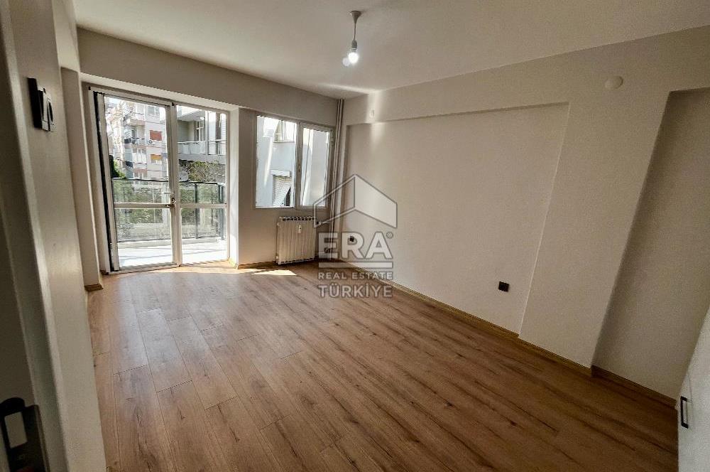 Karşıyaka'da Panoramik Deniz Manzaralı Kiralık 4+1 Yalı Dairesi
