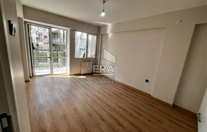 Karşıyaka'da Panoramik Deniz Manzaralı Kiralık 4+1 Yalı Dairesi