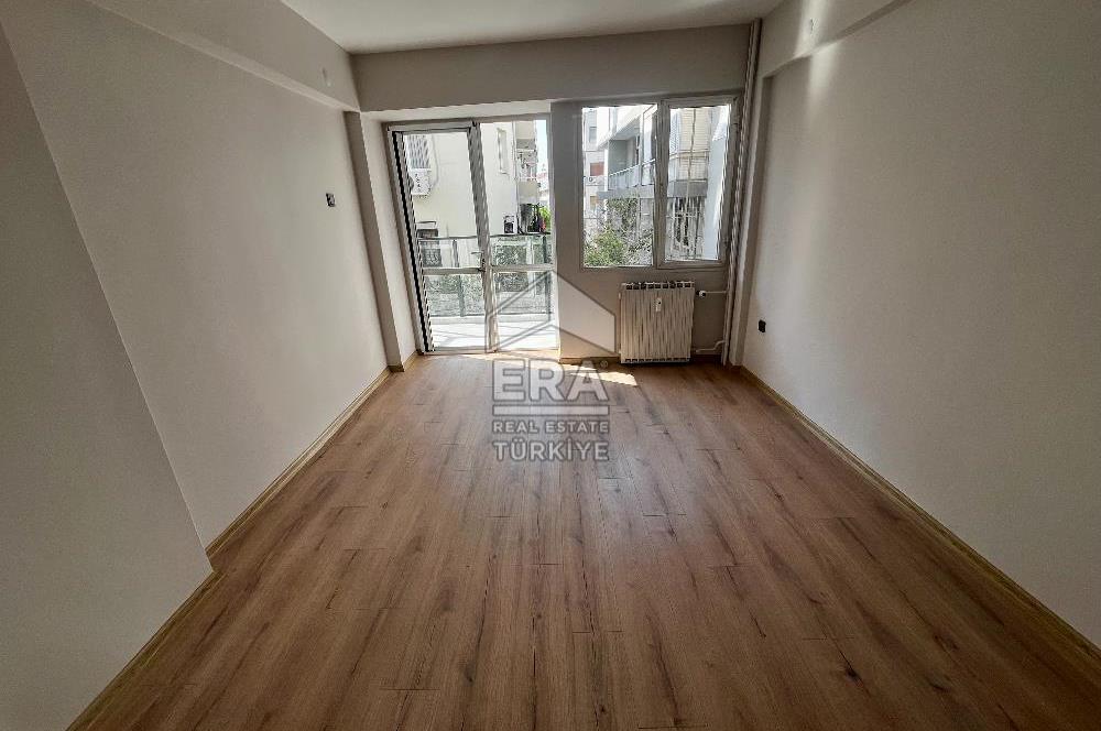 Karşıyaka'da Panoramik Deniz Manzaralı Kiralık 4+1 Yalı Dairesi