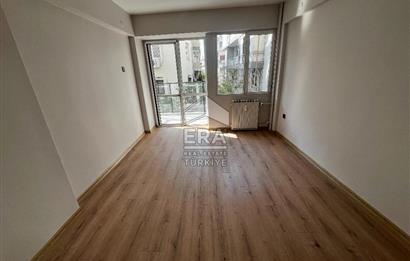 Karşıyaka'da Panoramik Deniz Manzaralı Kiralık 4+1 Yalı Dairesi