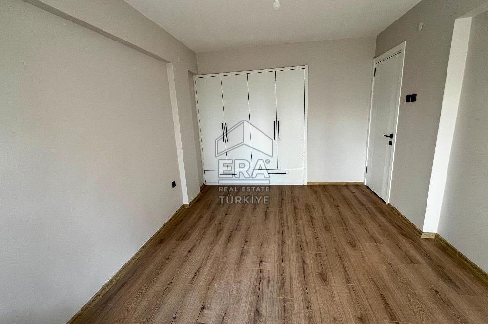 Karşıyaka'da Panoramik Deniz Manzaralı Kiralık 4+1 Yalı Dairesi