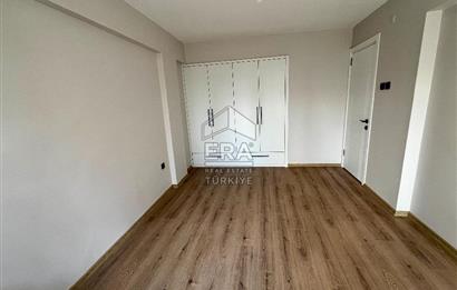 Karşıyaka'da Panoramik Deniz Manzaralı Kiralık 4+1 Yalı Dairesi