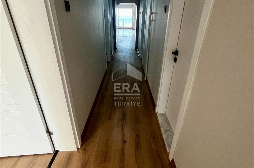Karşıyaka'da Panoramik Deniz Manzaralı Kiralık 4+1 Yalı Dairesi