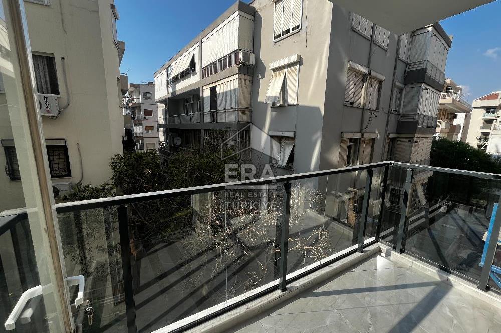 Karşıyaka'da Panoramik Deniz Manzaralı Kiralık 4+1 Yalı Dairesi