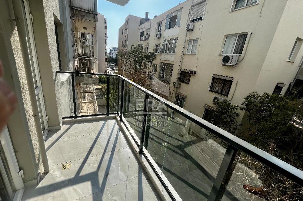 Karşıyaka'da Panoramik Deniz Manzaralı Kiralık 4+1 Yalı Dairesi