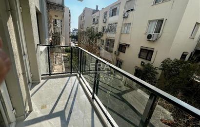 Karşıyaka'da Panoramik Deniz Manzaralı Kiralık 4+1 Yalı Dairesi