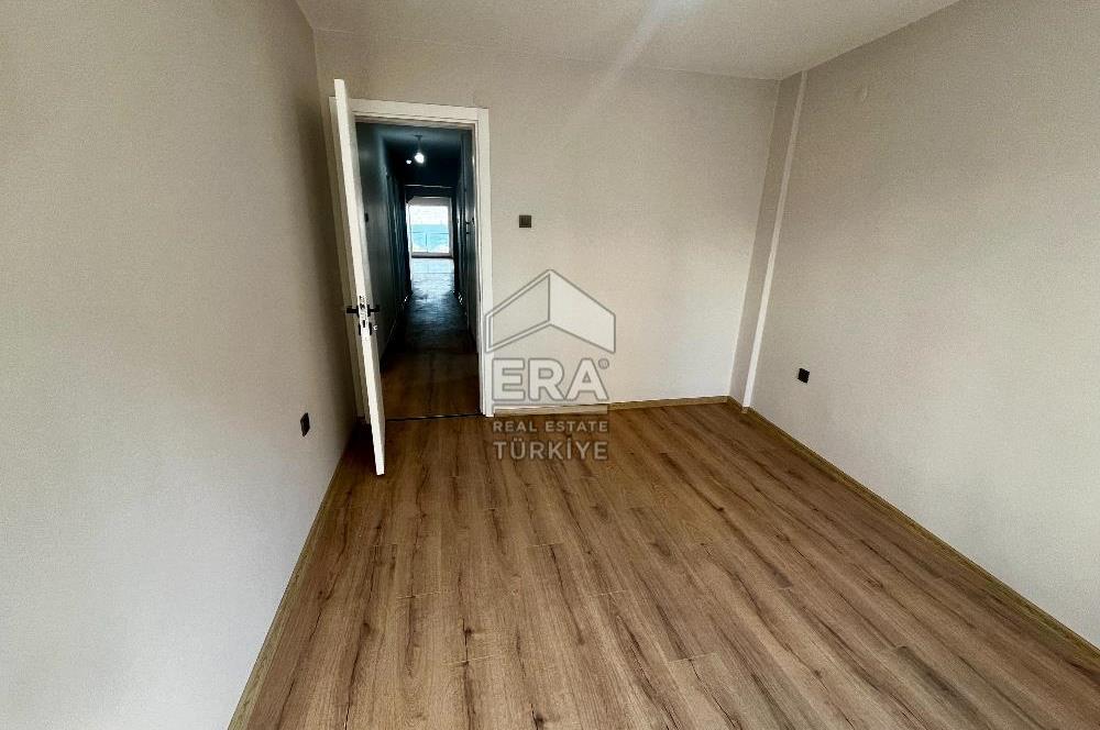 Karşıyaka'da Panoramik Deniz Manzaralı Kiralık 4+1 Yalı Dairesi