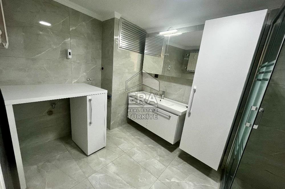 Karşıyaka'da Panoramik Deniz Manzaralı Kiralık 4+1 Yalı Dairesi