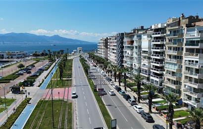 Karşıyaka'da Panoramik Deniz Manzaralı Kiralık 4+1 Yalı Dairesi