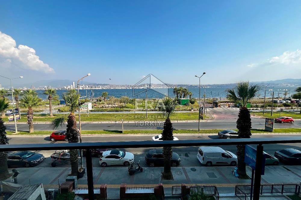 Karşıyaka'da Panoramik Deniz Manzaralı Kiralık 4+1 Yalı Dairesi