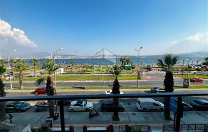 Karşıyaka'da Panoramik Deniz Manzaralı Kiralık 4+1 Yalı Dairesi