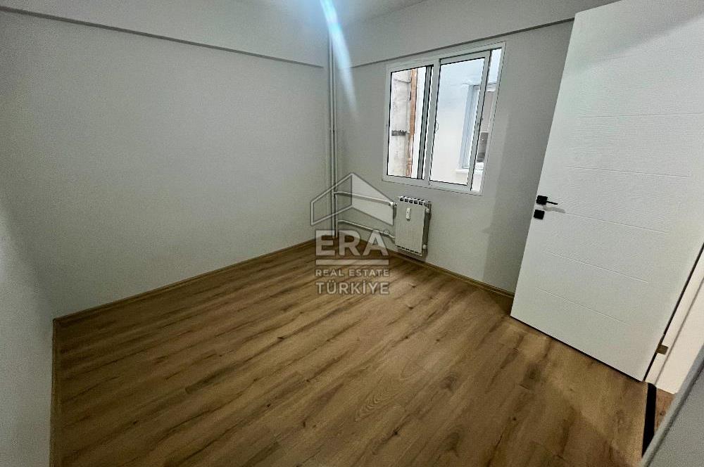 Karşıyaka'da Panoramik Deniz Manzaralı Kiralık 4+1 Yalı Dairesi
