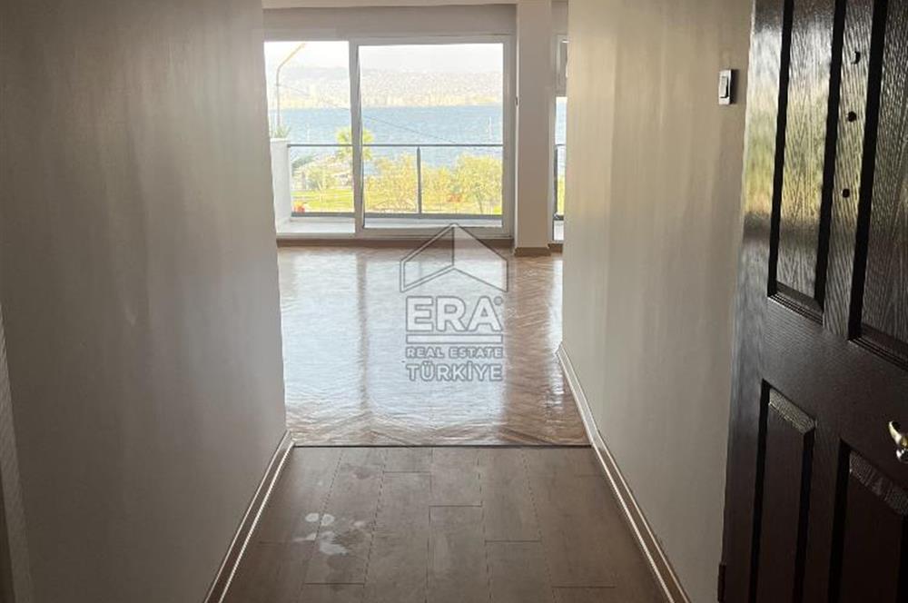 Karşıyaka'da Panoramik Deniz Manzaralı Kiralık 4+1 Yalı Dairesi