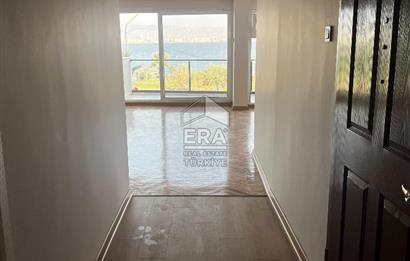 Karşıyaka'da Panoramik Deniz Manzaralı Kiralık 4+1 Yalı Dairesi