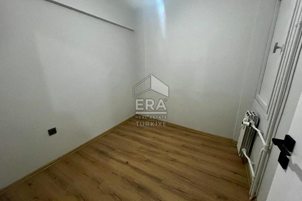 Karşıyaka'da Panoramik Deniz Manzaralı Kiralık 4+1 Yalı Dairesi