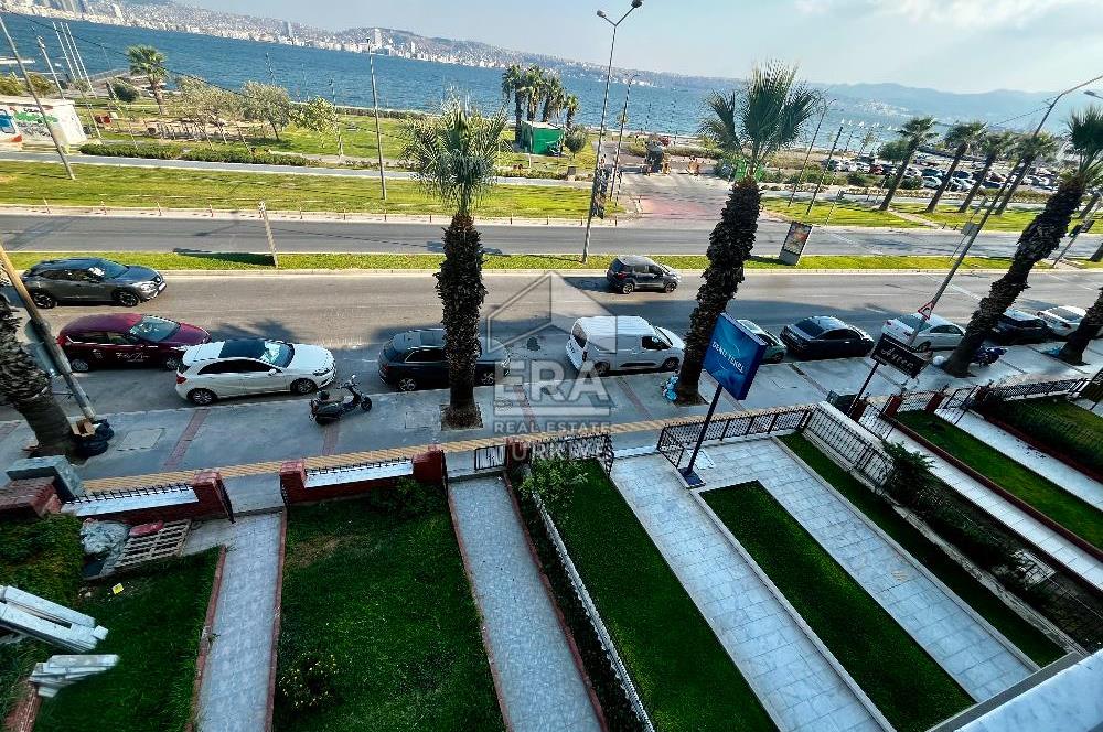 Karşıyaka'da Panoramik Deniz Manzaralı Kiralık 4+1 Yalı Dairesi
