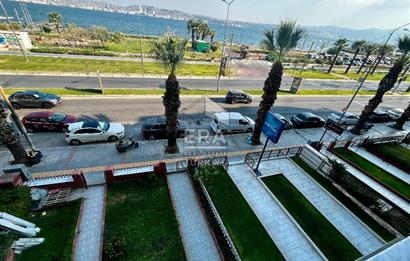 Karşıyaka'da Panoramik Deniz Manzaralı Kiralık 4+1 Yalı Dairesi