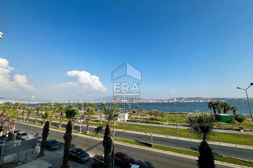 Karşıyaka'da Panoramik Deniz Manzaralı Kiralık 4+1 Yalı Dairesi