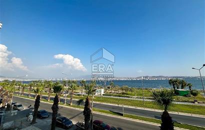 Karşıyaka'da Panoramik Deniz Manzaralı Kiralık 4+1 Yalı Dairesi