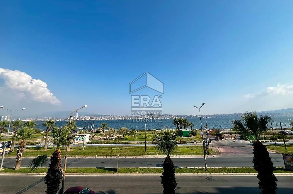 Karşıyaka'da Panoramik Deniz Manzaralı Kiralık 4+1 Yalı Dairesi