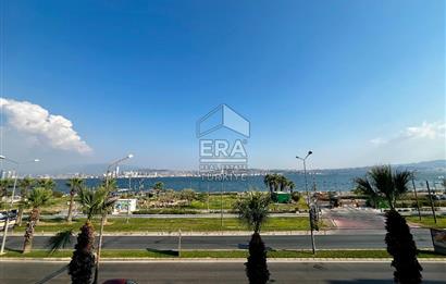 Karşıyaka'da Panoramik Deniz Manzaralı Kiralık 4+1 Yalı Dairesi