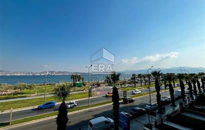 Karşıyaka'da Panoramik Deniz Manzaralı Kiralık 4+1 Yalı Dairesi