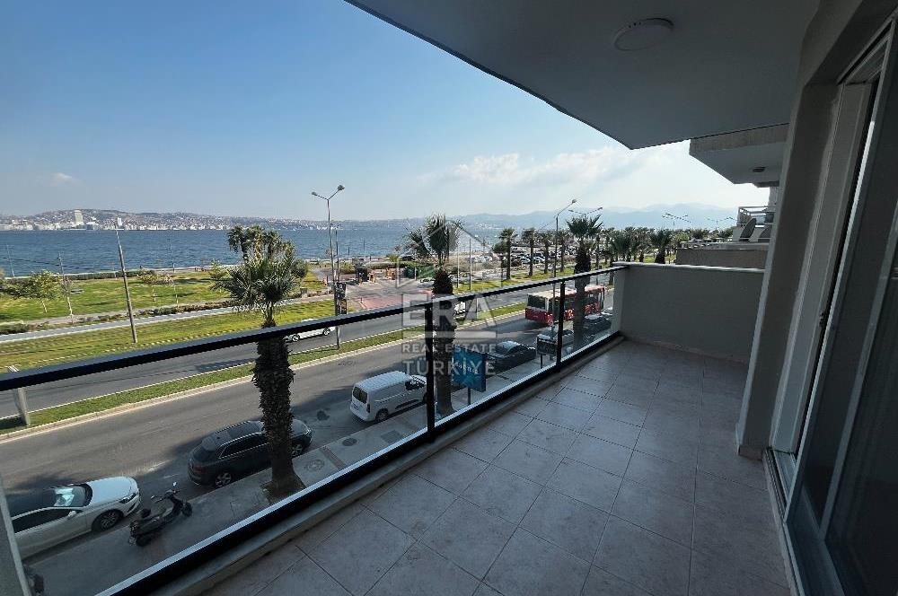 Karşıyaka'da Panoramik Deniz Manzaralı Kiralık 4+1 Yalı Dairesi