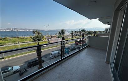 Karşıyaka'da Panoramik Deniz Manzaralı Kiralık 4+1 Yalı Dairesi
