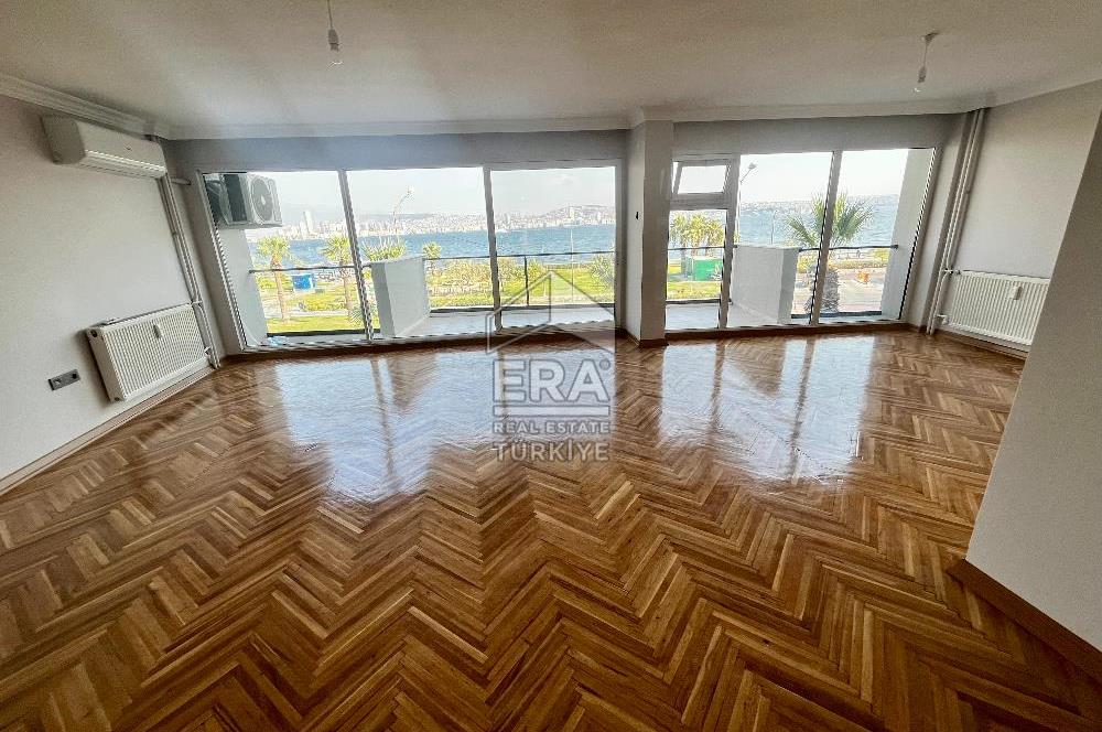 Karşıyaka'da Panoramik Deniz Manzaralı Kiralık 4+1 Yalı Dairesi