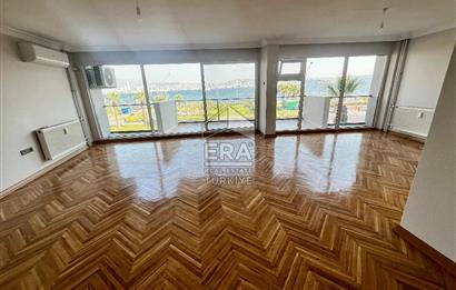 Karşıyaka'da Panoramik Deniz Manzaralı Kiralık 4+1 Yalı Dairesi