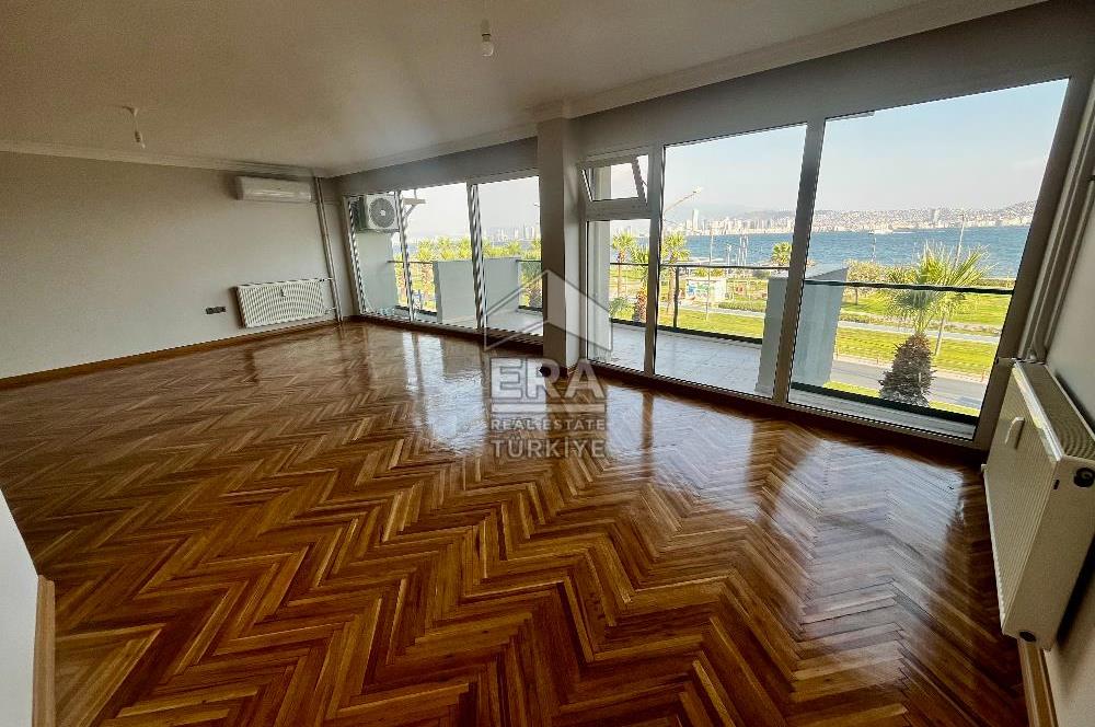 Karşıyaka'da Panoramik Deniz Manzaralı Kiralık 4+1 Yalı Dairesi