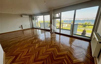 Karşıyaka'da Panoramik Deniz Manzaralı Kiralık 4+1 Yalı Dairesi