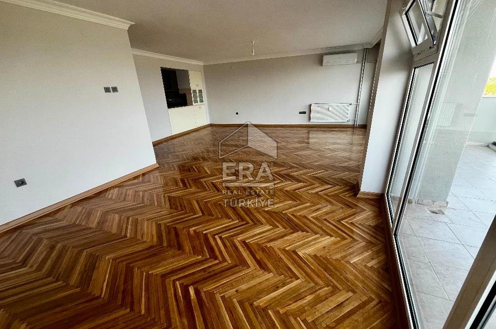 Karşıyaka'da Panoramik Deniz Manzaralı Kiralık 4+1 Yalı Dairesi