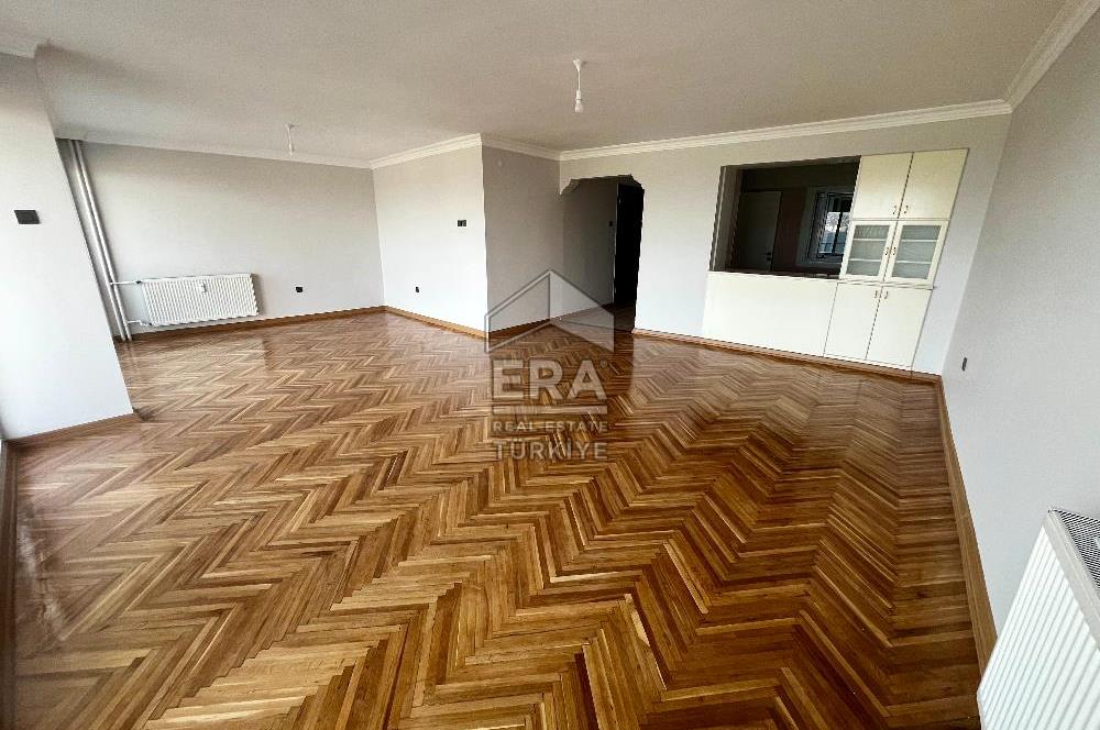 Karşıyaka'da Panoramik Deniz Manzaralı Kiralık 4+1 Yalı Dairesi