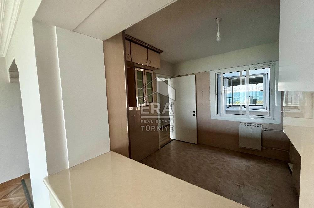 Karşıyaka'da Panoramik Deniz Manzaralı Kiralık 4+1 Yalı Dairesi