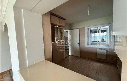 Karşıyaka'da Panoramik Deniz Manzaralı Kiralık 4+1 Yalı Dairesi