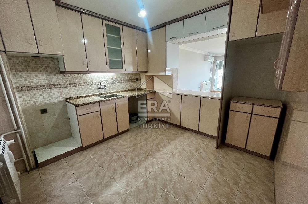Karşıyaka'da Panoramik Deniz Manzaralı Kiralık 4+1 Yalı Dairesi