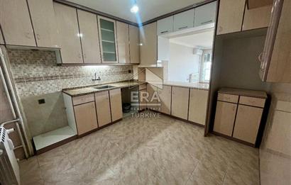 Karşıyaka'da Panoramik Deniz Manzaralı Kiralık 4+1 Yalı Dairesi